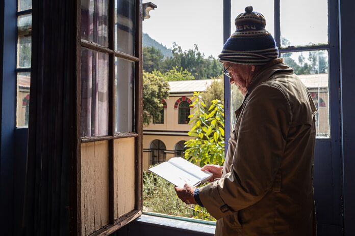 Padre_Goicoechea_leyendo_un_poema_dedicado_al_Olivo_centenario_del_Convento_de_Santa_Rosa_de_Ocopa_Concepcion_Junin